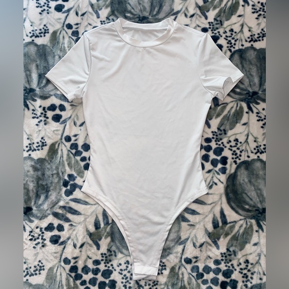 Amazon Tops - Lightweight Crew Neck T-Shirt Bodysuit in White - size XS